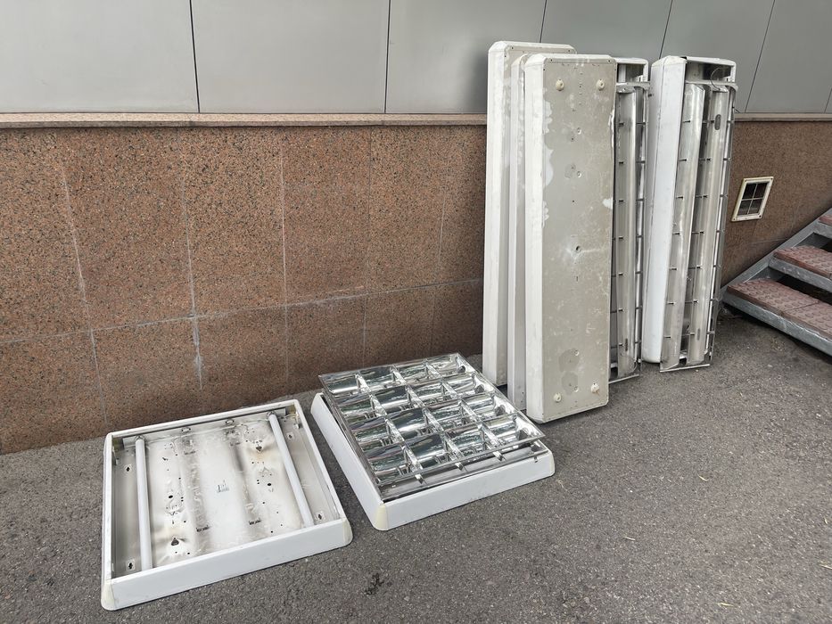 Светильники потолочные люминесцентные, 8 штук