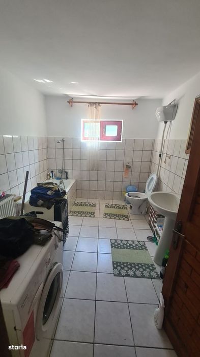 Casă cu lac de pește de vânzare în comuna Nucșoara, județ Argeș.