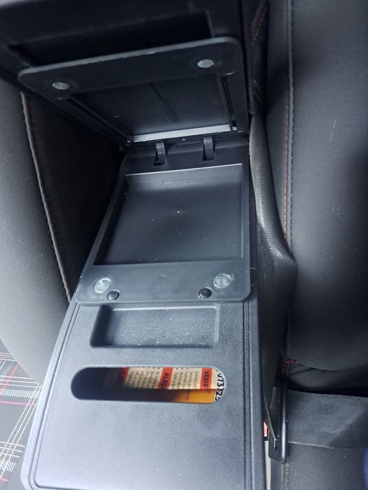 Vând cotiera nouă logan