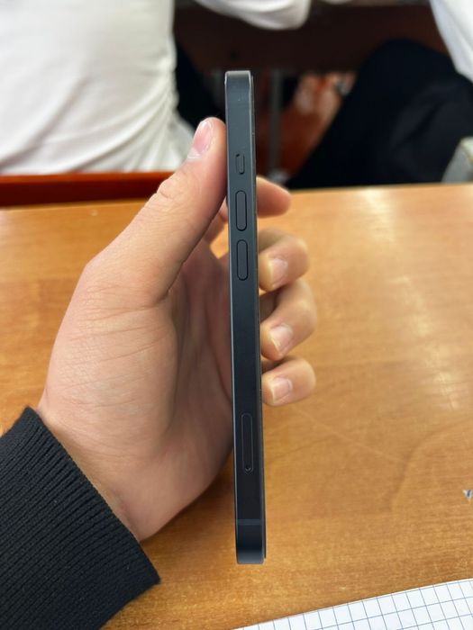 Продам Айфон 13