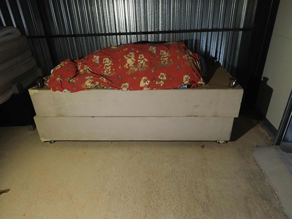 3 paturi , un colțar,  un frigider și un aragaz