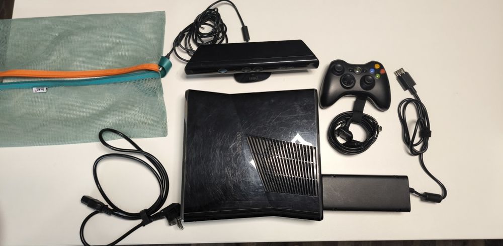 Vând xbox 360 cu fire, 1 controler, kinect, jocuri pentru kinect