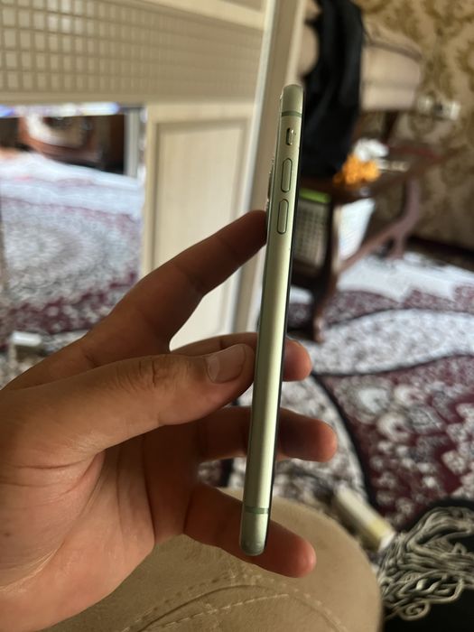 Iphone 11 holati zur tiniq turibdi