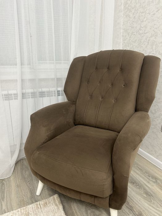 Кресло с белыми ножками