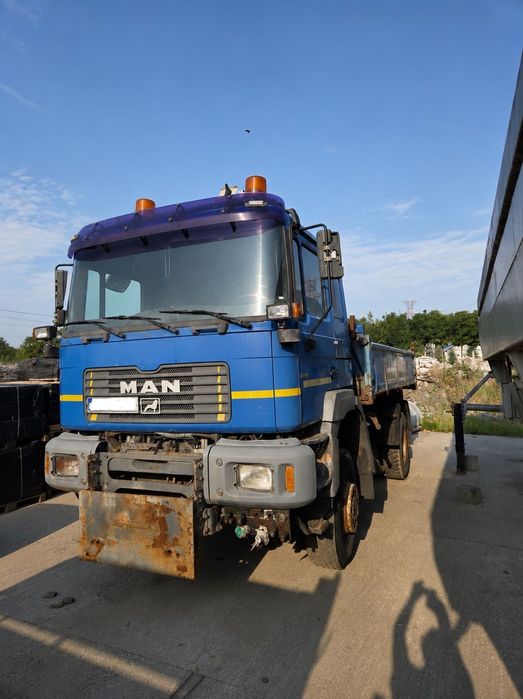 Camion MAN   4x4 basculabil pe 3 parti.