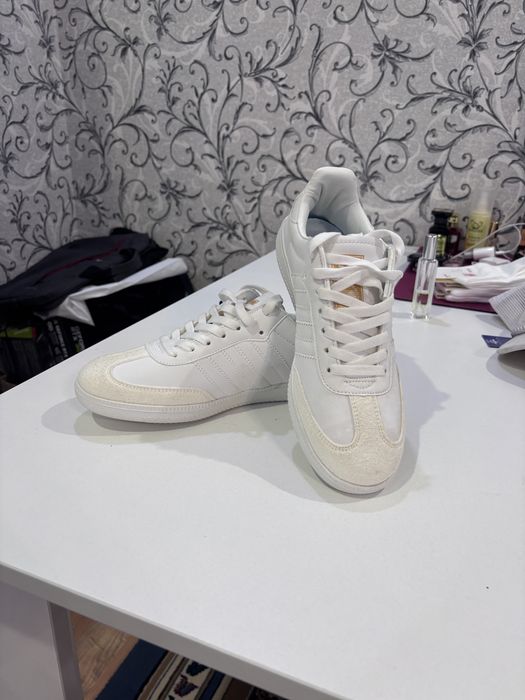 Adidas samba.