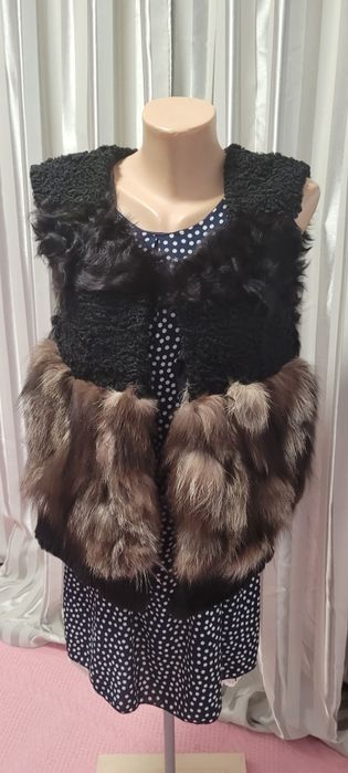 Vesta blana astrahan și vulpe polara