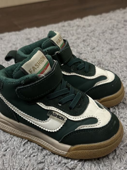 Продам осенние, весенние кроссовки