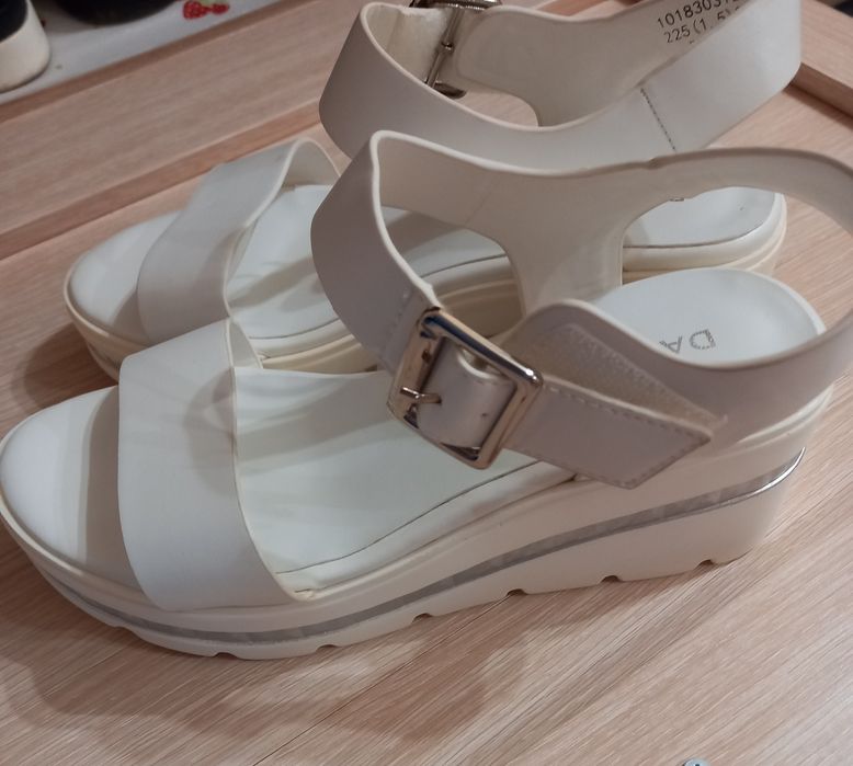 Кожаные новые сандали