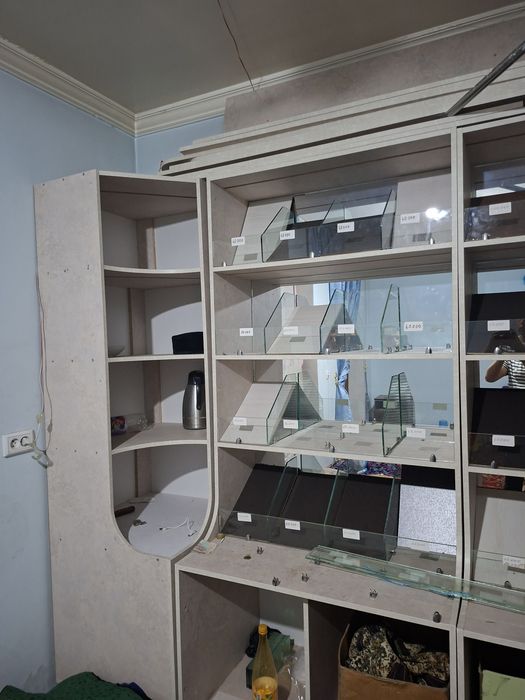 Do'konlar uchun tayyor mebelni profildan yasalgan pirlafka
