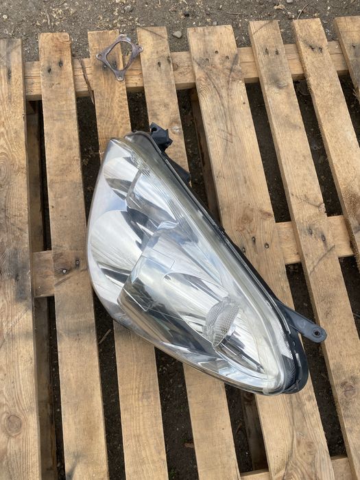 Фар ляв за тойота корола версо 2007 година