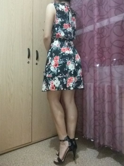 Rochie de vara colorata, cu volănașe. Noua