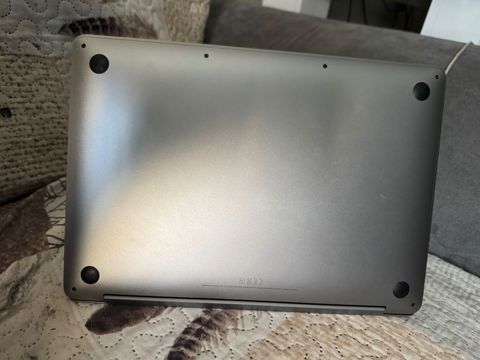 Vând laptop MacBook pro 2020