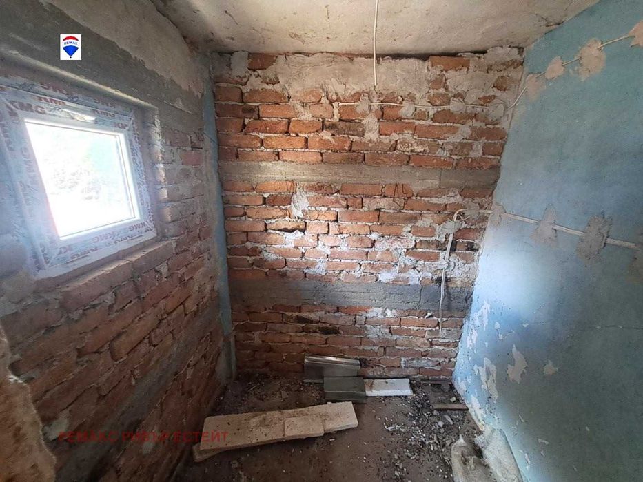 Селска къща за продажба в с. Бръшлен