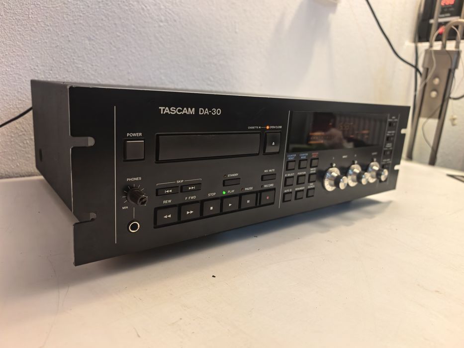 Tascam DA 30 Digital Audio Tape Deck DAT