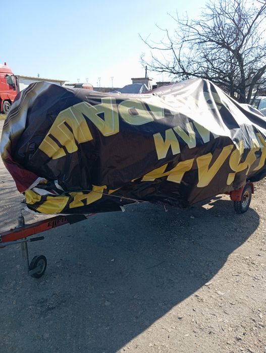 Продавам лодка двигател колесар и сонар