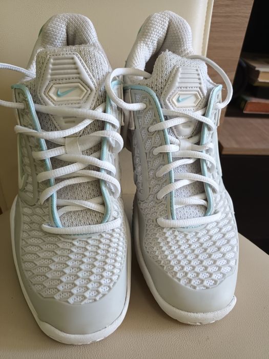 Adidași nike nr 40,5 în stare impecabilă preț 90 lei .comanda pe olx ieftin și sigur în jur de10  lei