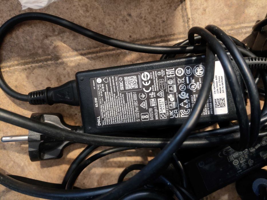 Продавам зарядни за за лаптоп DELL 65 w и hp 45W с тънка букса