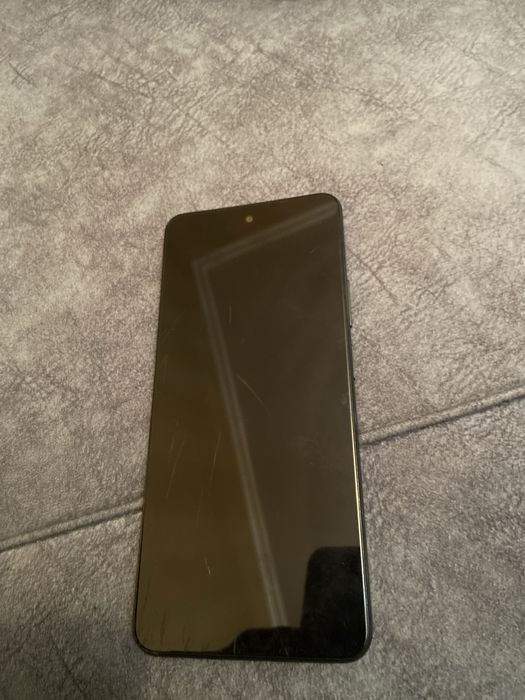 realme C71 экран чут царапина.