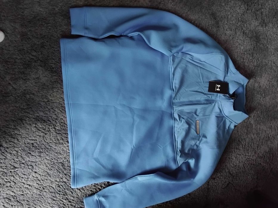 Продавам оригинална дреха (яке / горнище / суичър) Under Armour в страхотен син цвят.  Доставено  от USA