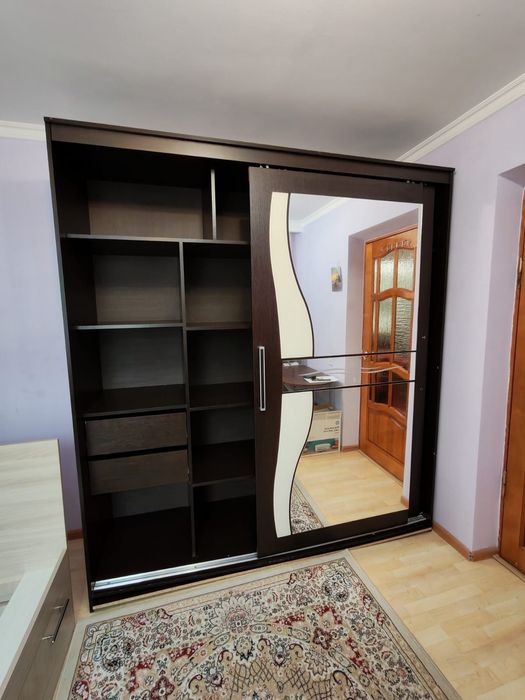 Шкаф с выдвижной дверью