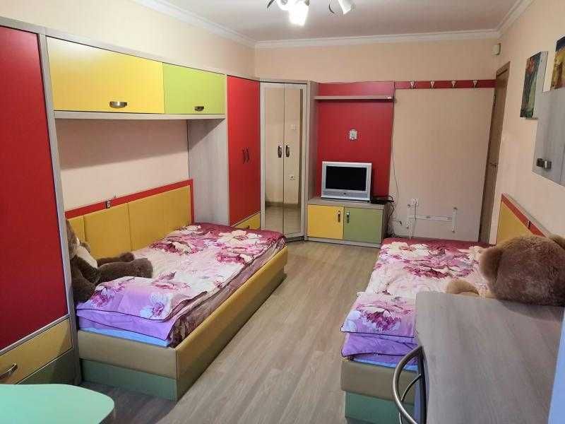 Дава се под наем Тристаен апартамент в Бургас, Център - 74 кв.м за 816 € - Снимка #5