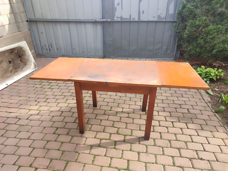 Стол обеденный продам.