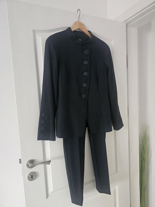 Елегантни дамски костюми