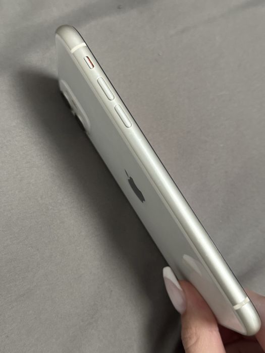 Айфон 11 бял запазен