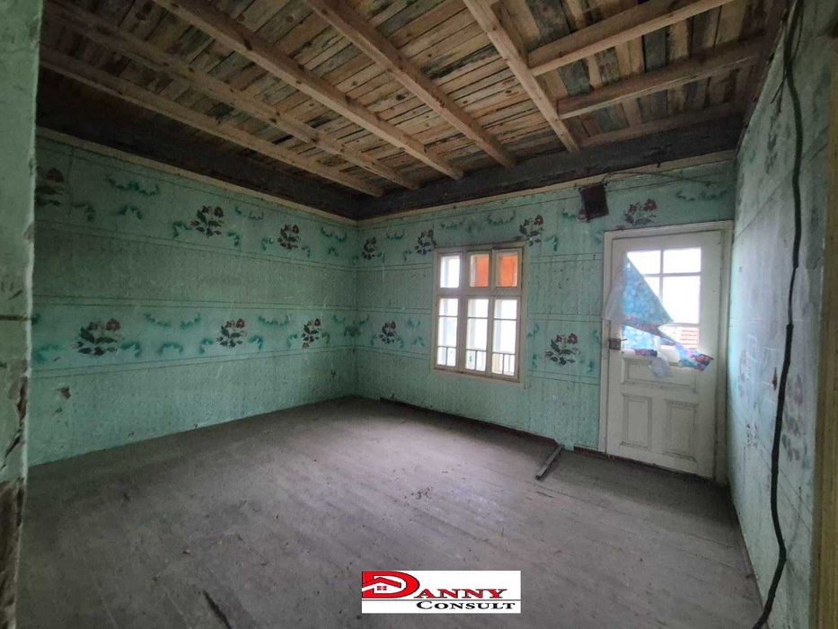 Двуетажна къща с двор и кладенец в с. Драгижево