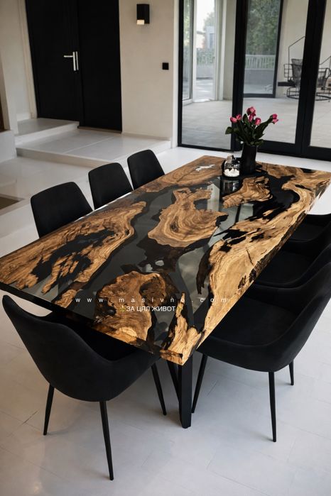 Трапезна маса от естествено дърво и епоксидна смола.