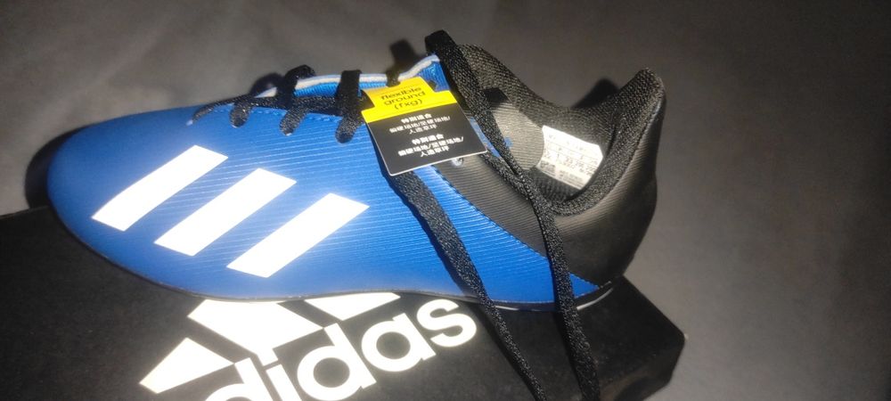 Ghete fotbal Adidas copii , marime 33 , nou