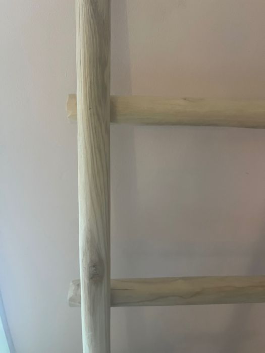 Дървена стълба, нова