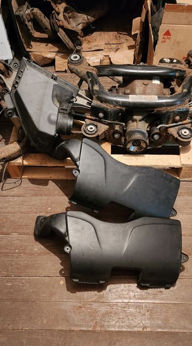 Traseu tubulatura trager carcasa filtru aer E90 E91 E92 E81 E82 E87