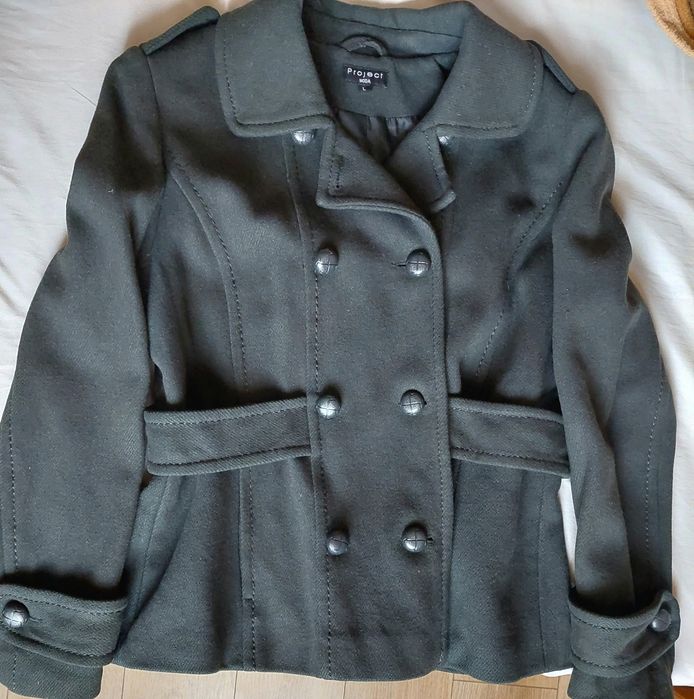 Черно и маслено зелено палто