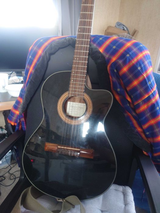 Акустична Китара Ibanez с колан, презареждаща 9 волтова батерия и колан Fender