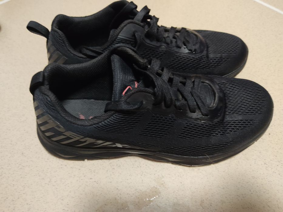 Продам кроссовки