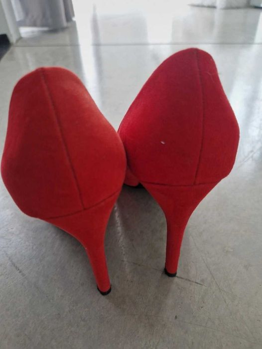 Vand pantofi roși cu toc