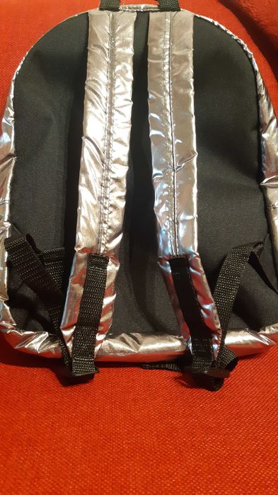 Нова H&M раница сребриста