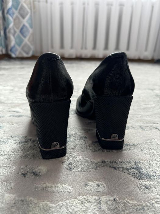 Кожаные обуви босоножки