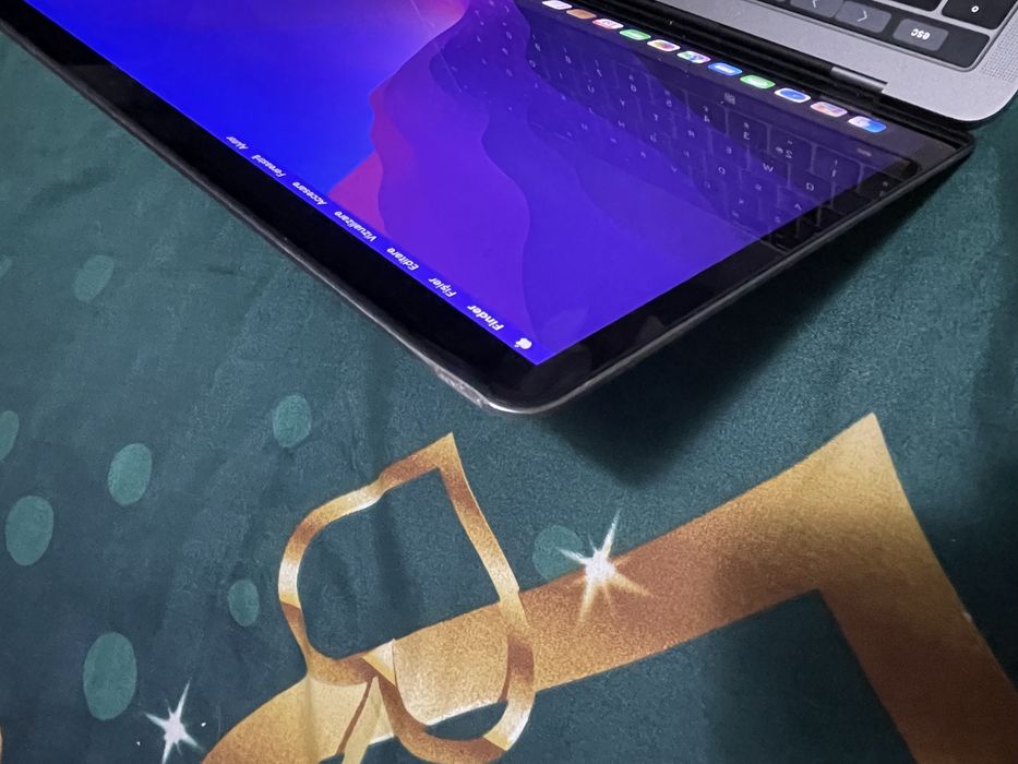 MakBook Pro 256 GB  13inch  touchbar