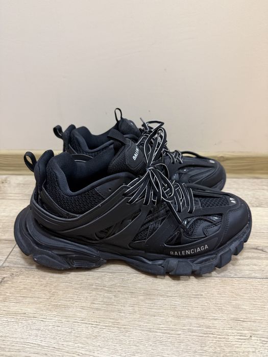 Balenciaga Track 42 purtati