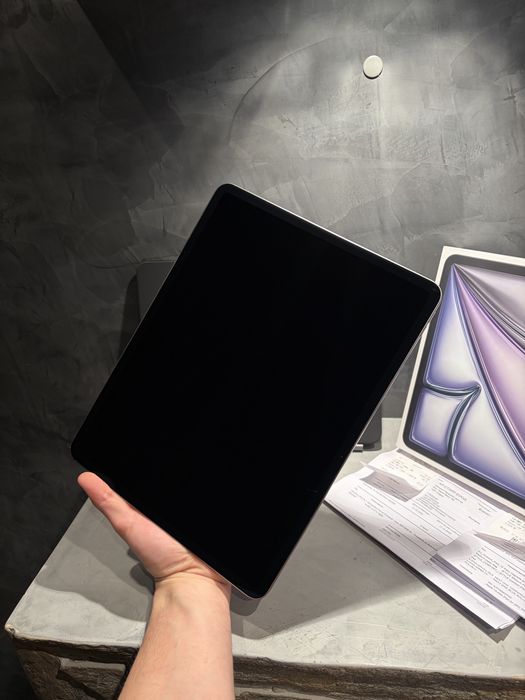 КАТО ЧИСТО НОВ Ipad Air M3 13” + Magic Keyboard