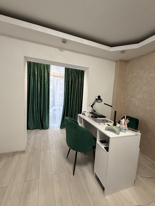 Inchiriez post lucru manichiura salon