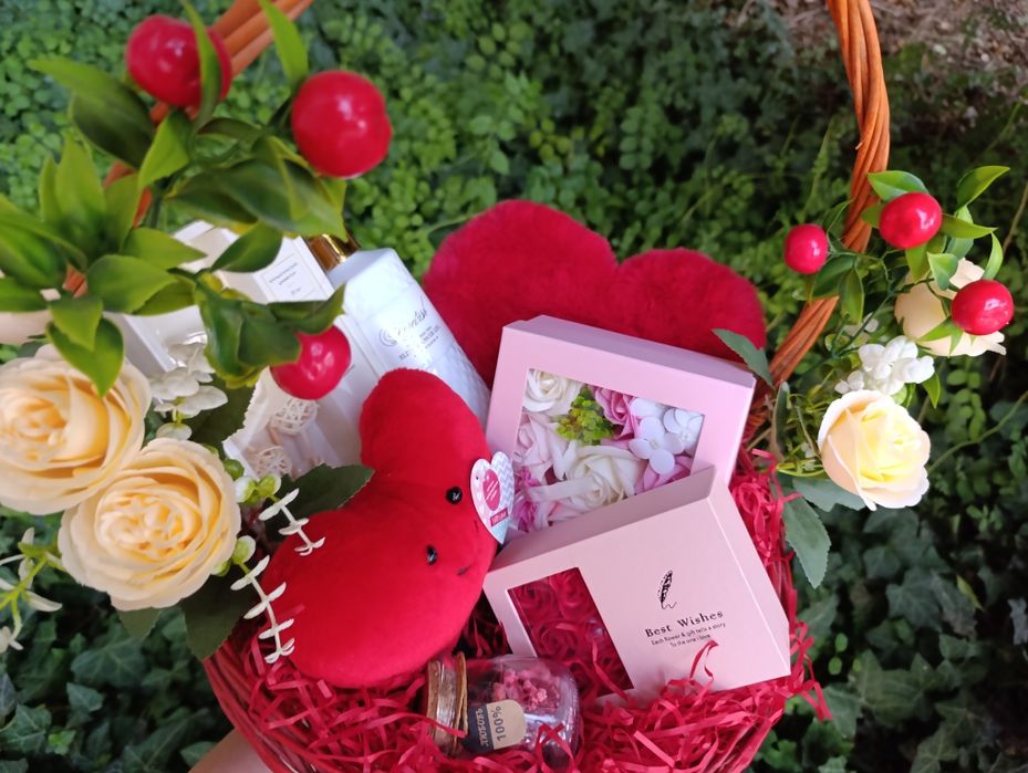 Подарочный бокс -корзинка с Пандорой браслетом для девушки