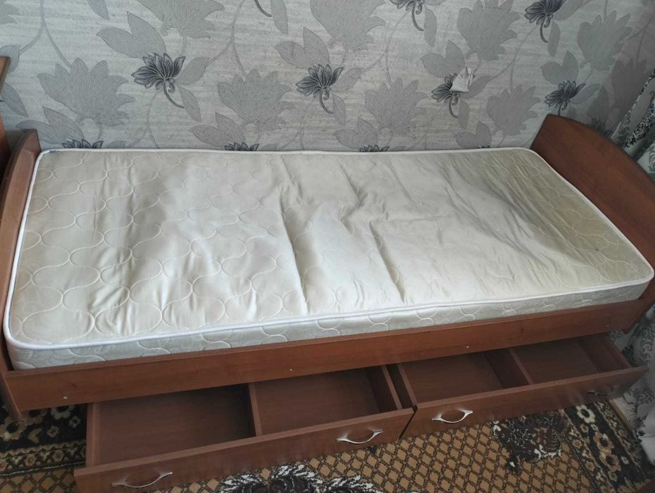 Продам кровать с матрасом