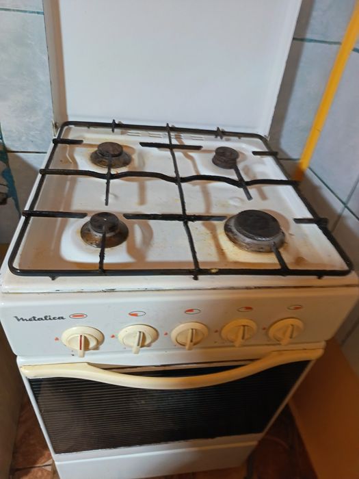 Vand aragaz cu 4 ochiuri și cuptor stare impecabila