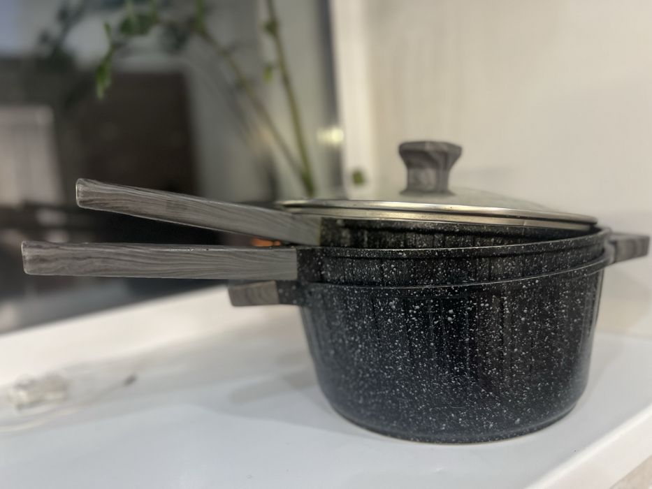 Кастрюля и две сковородки