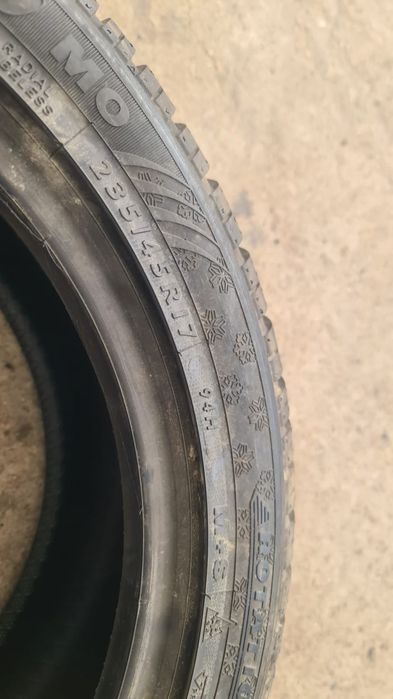 235 45 17 Dunlop noi 2 anvelope iarna