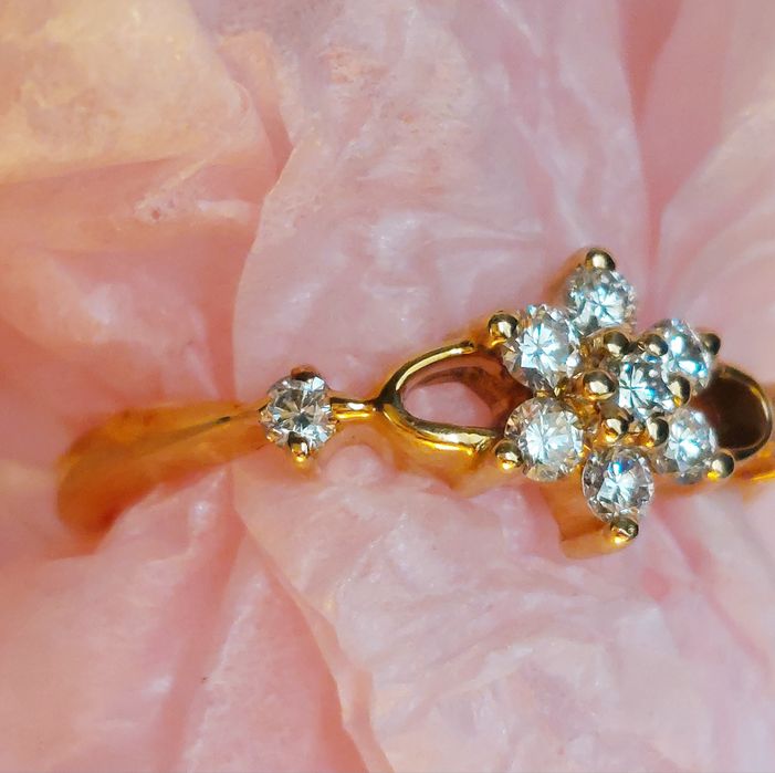 Красивое золотое кольцо